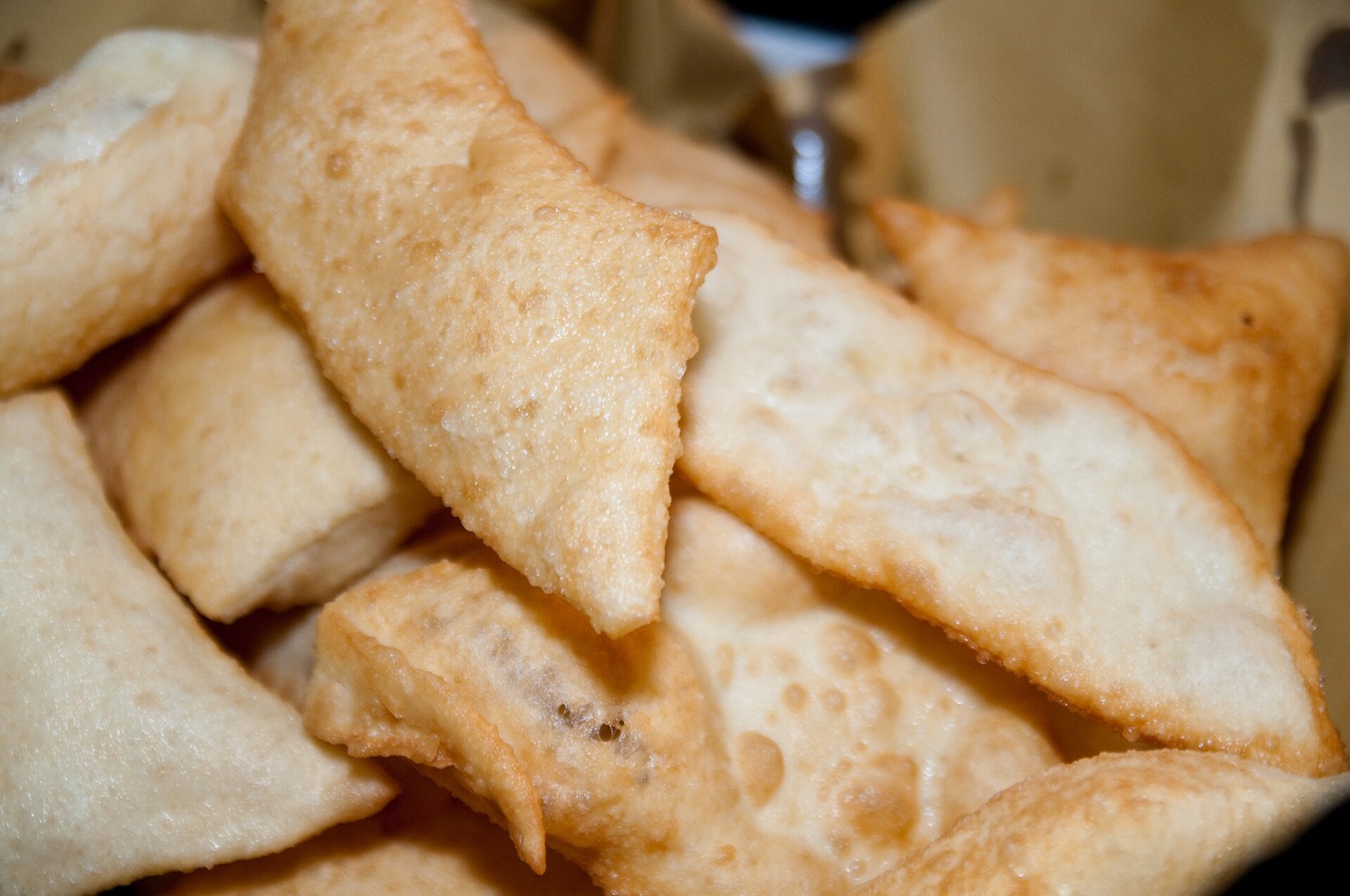 Smažená pizza fritta v Neapole