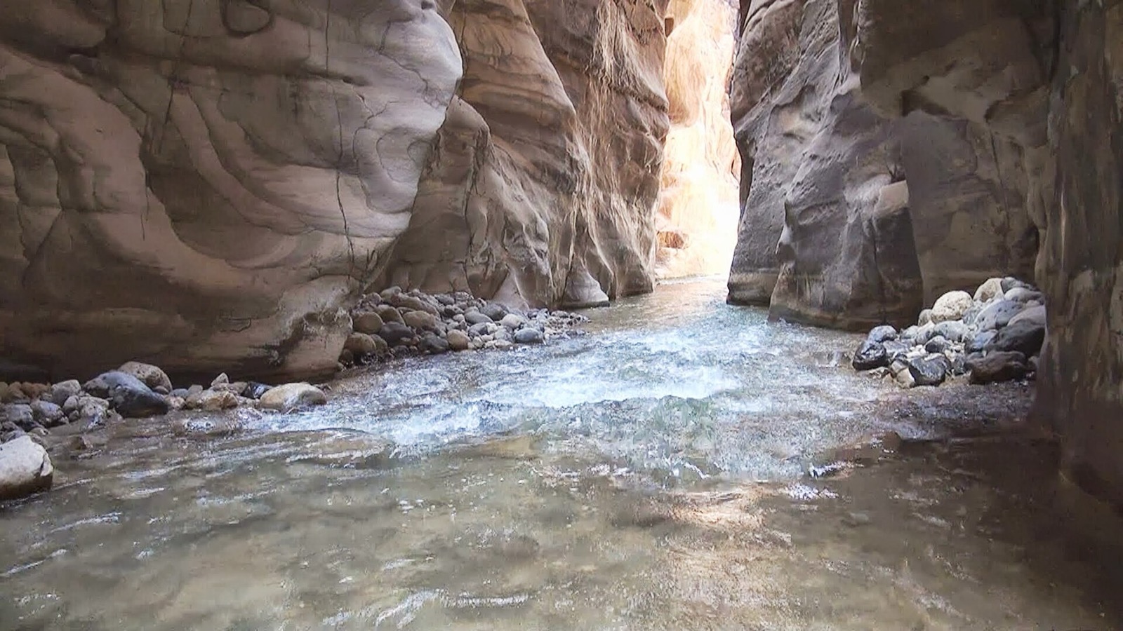 Brodenie úzkym kaňonom Wadi Mujib