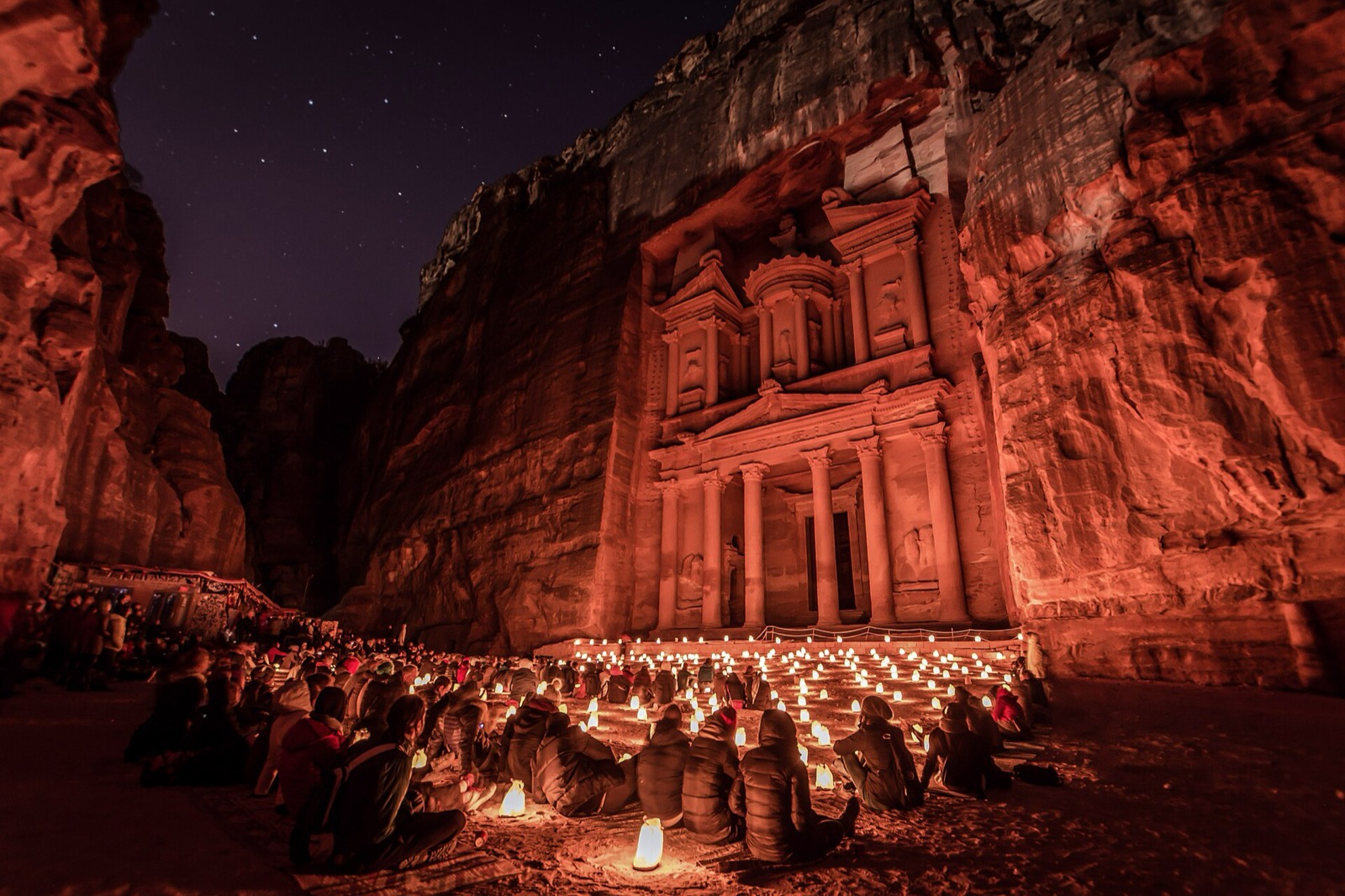 Pokladnica Al-Khazneh osvetlená sviečkami počas Petra by Night