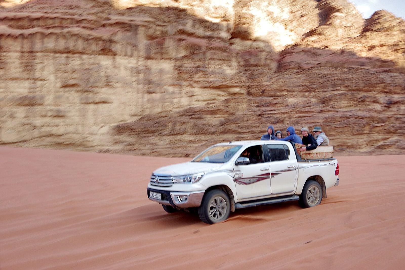 Džíp v púšti Wadi Rum