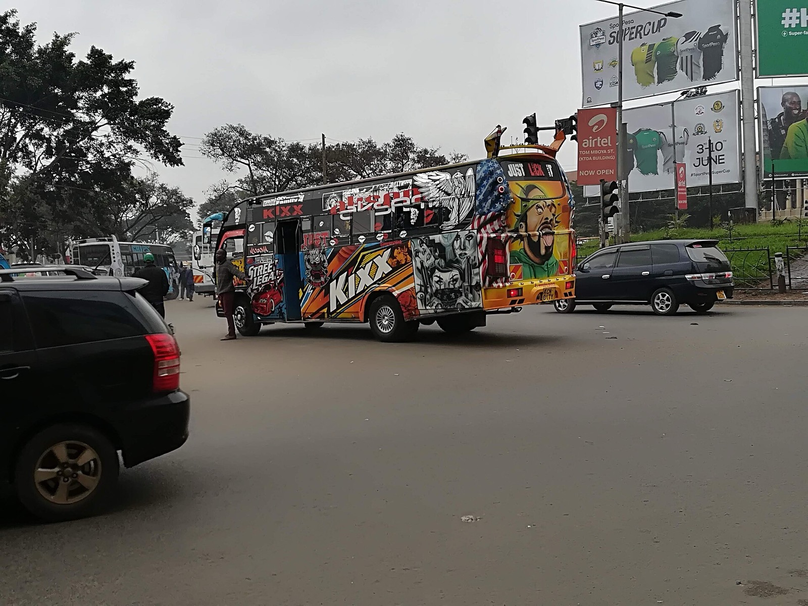 Farebný minibus matatu v Nairobi