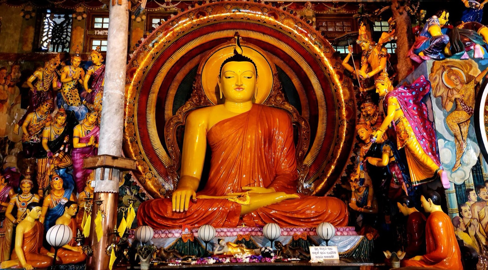 Socha Budhu v chráme Gangaramaya