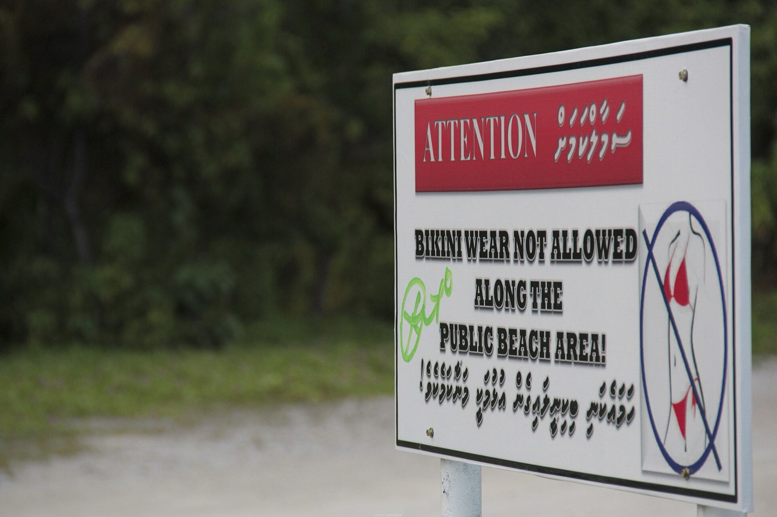 Tabuľa s pravidlami pre turistov na Maafushi