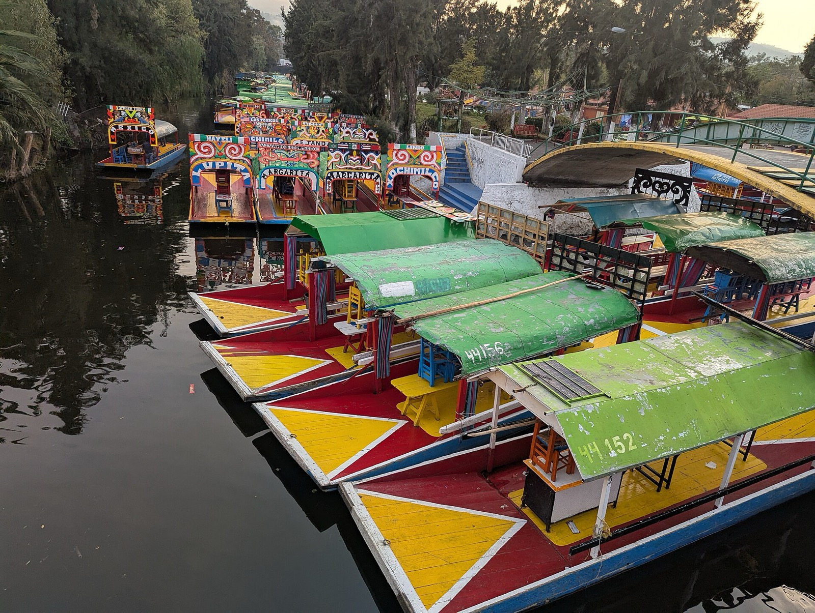 Loďky trajineras v Xochimilcu
