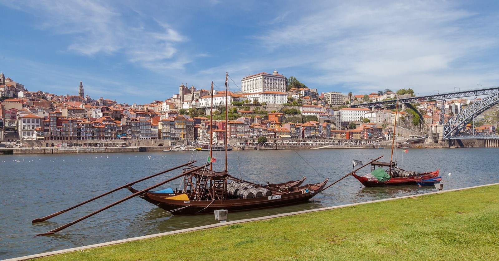 Tradičné lode rabelo na rieke Douro
