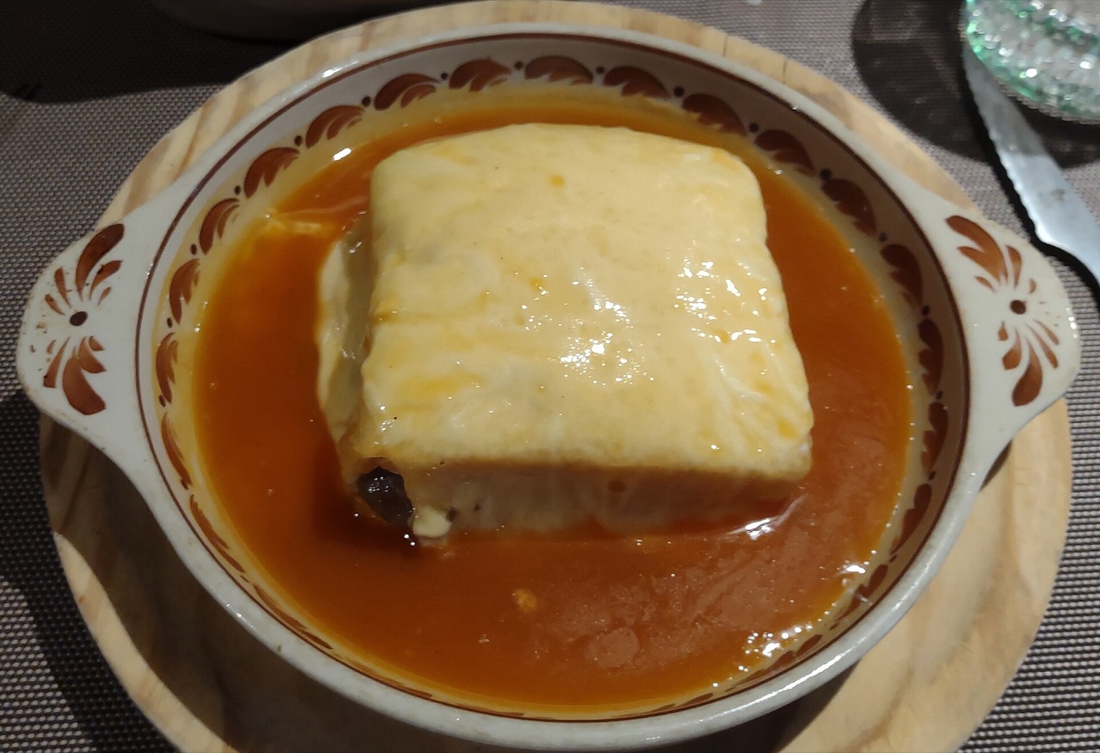 Francesinha – sendvič z Porta s omáčkou