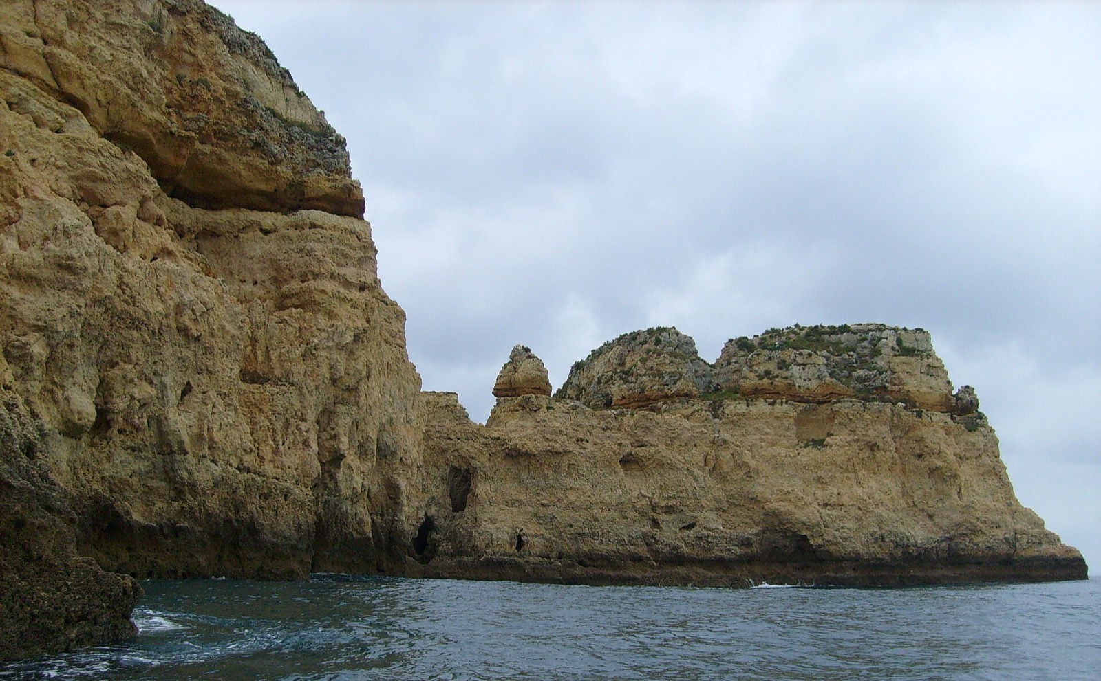 Skaly a jaskyne Ponta da Piedade pri Lagose