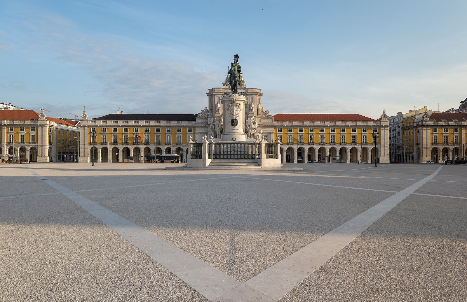 Námestie Praça do Comércio a oblúk Rua Augusta v Lisabone
