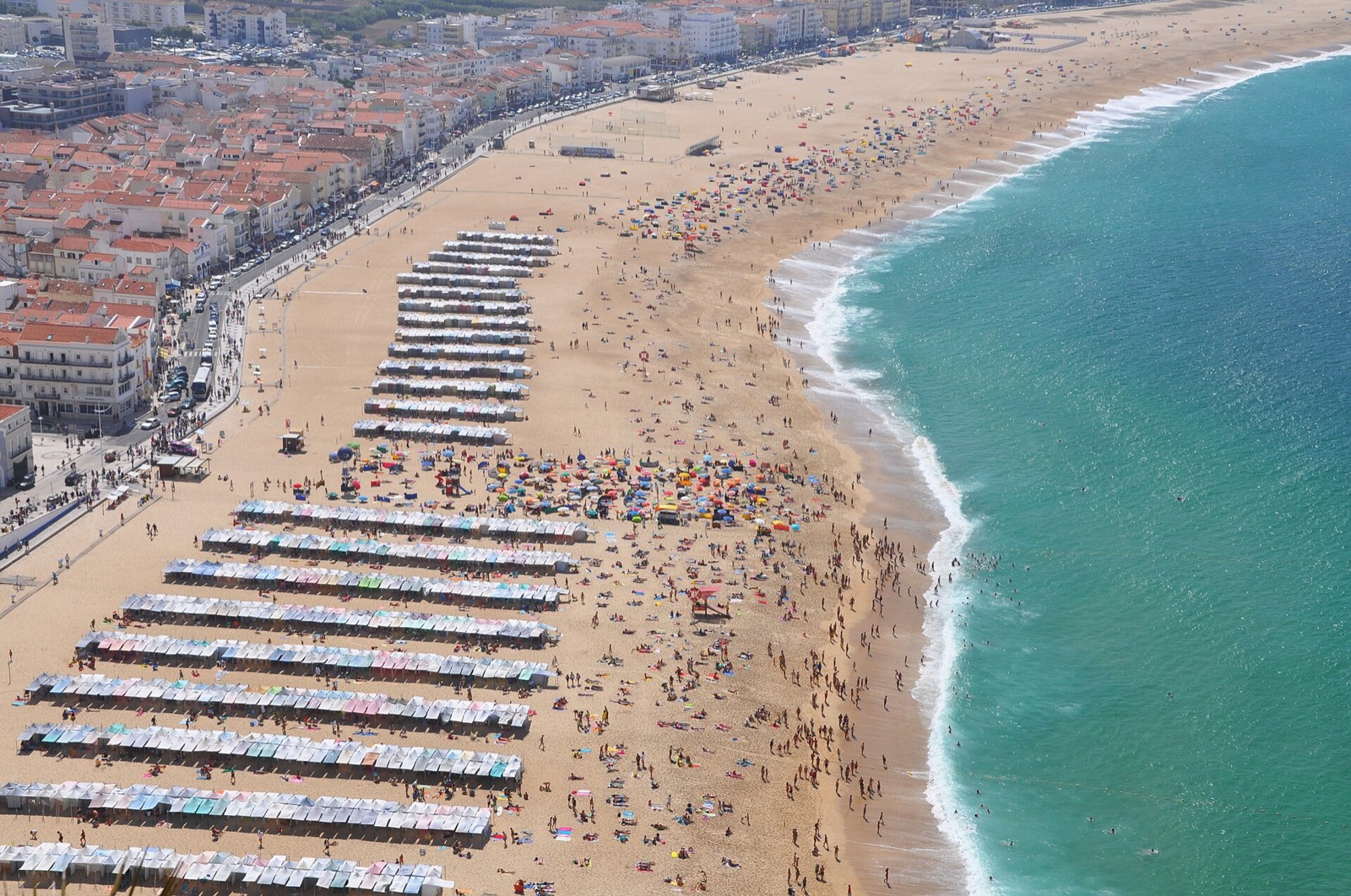 Nazaré a Óbidos: vlny vysoké ako osemposchodový dom, rybárky v siedmich sukniach a mestečko, ktoré dostala kráľovná ako svadobný dar