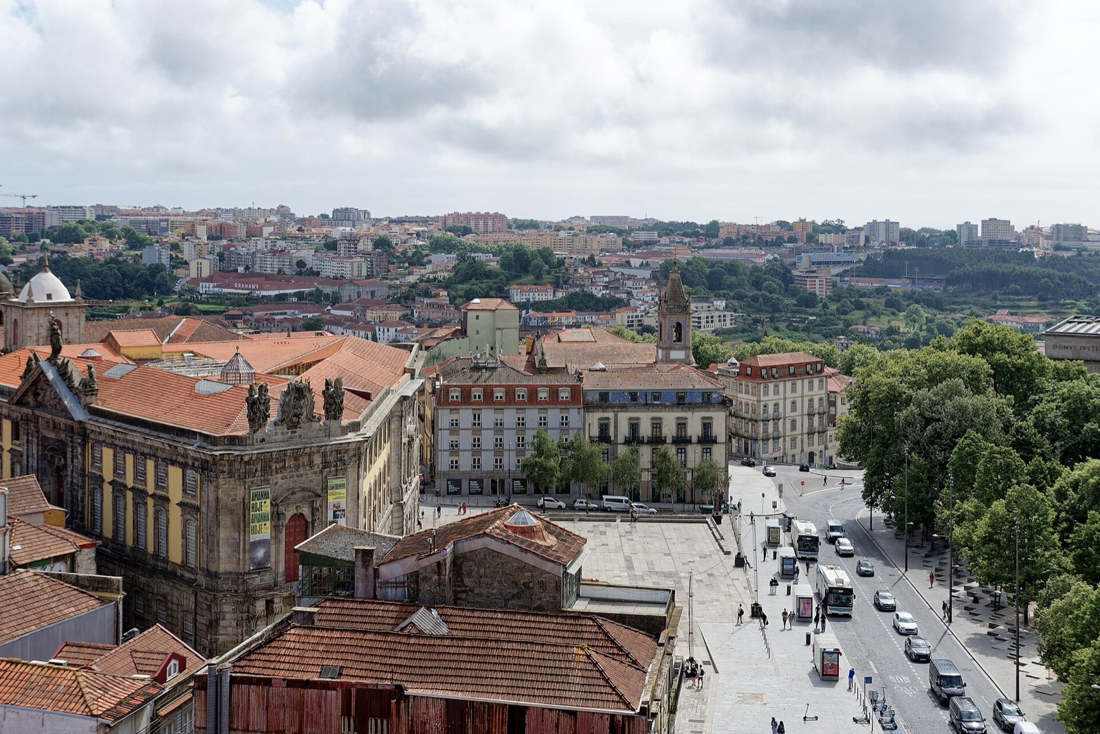 Veža Clérigos nad strechami Porta