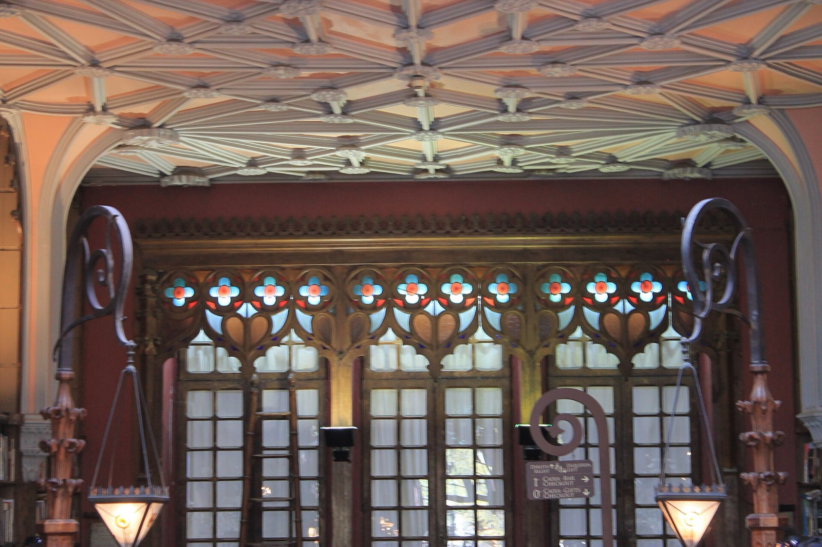 Interiér kníhkupectva Livraria Lello v Porte
