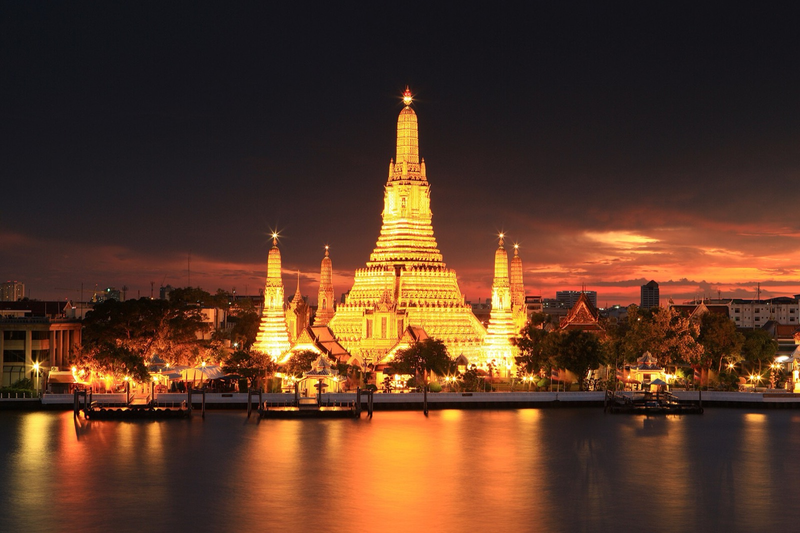 Nočne osvetlený chrám Wat Arun na brehu rieky Chao Phraya
