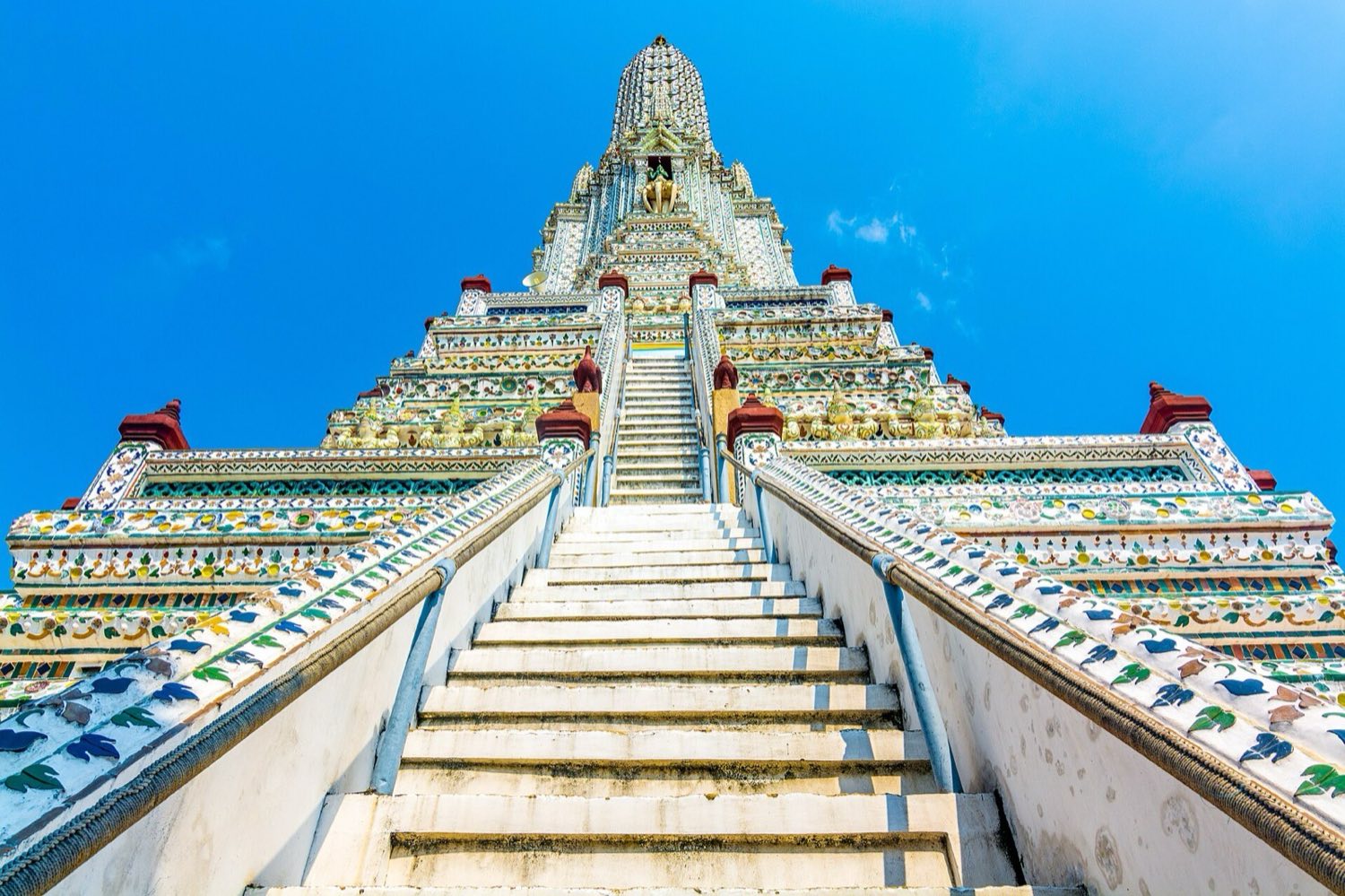Strmé schody a porcelánová výzdoba centrálneho prangu Wat Arun
