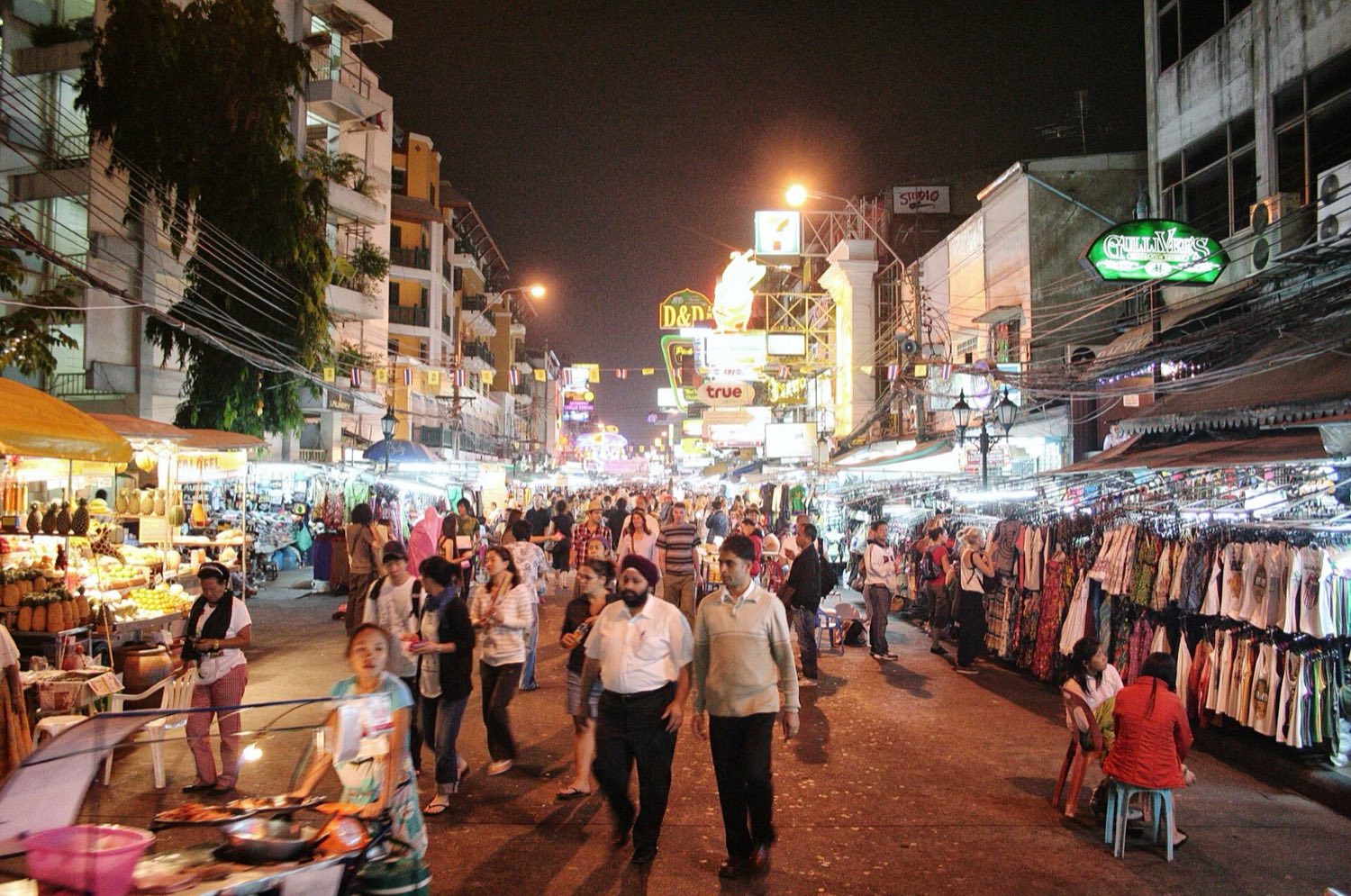 Večerný ruch na ulici Khao San Road v Bangkoku