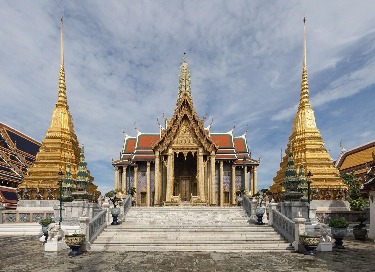 Zlaté čedí a svätyne chrámu Wat Phra Kaew v areáli Veľkého paláca