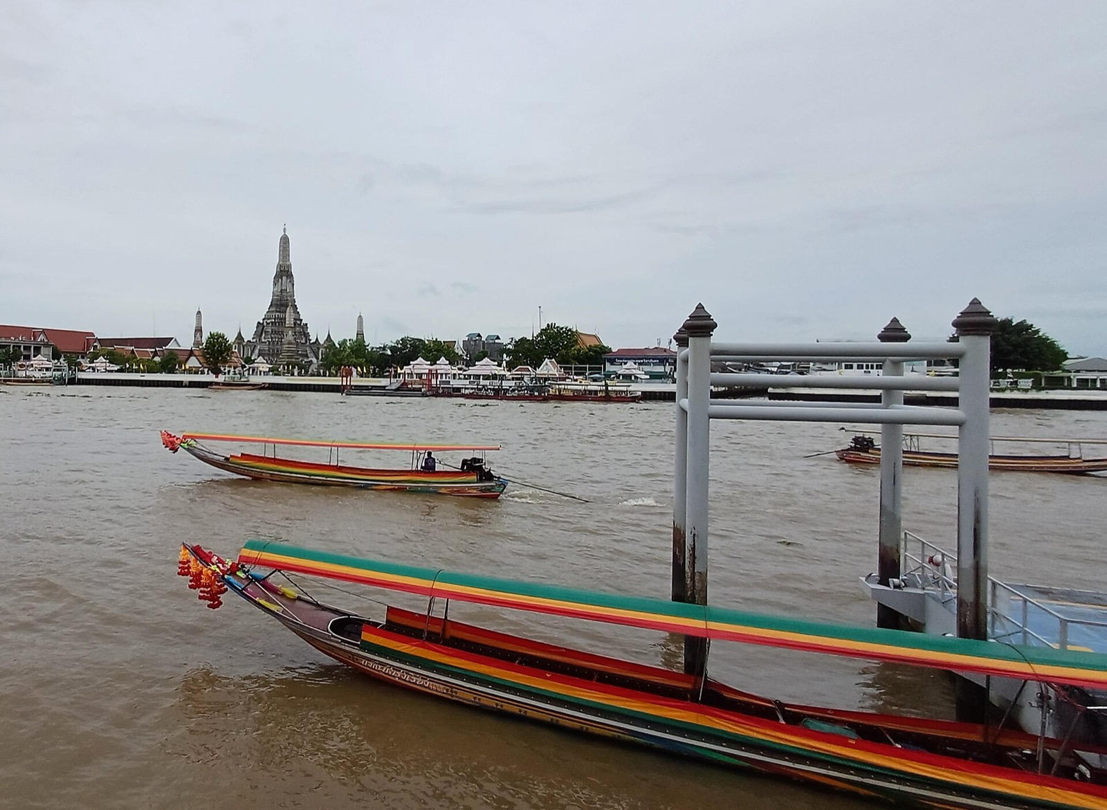 Člny s dlhým chvostom na rieke Chao Phraya v Bangkoku