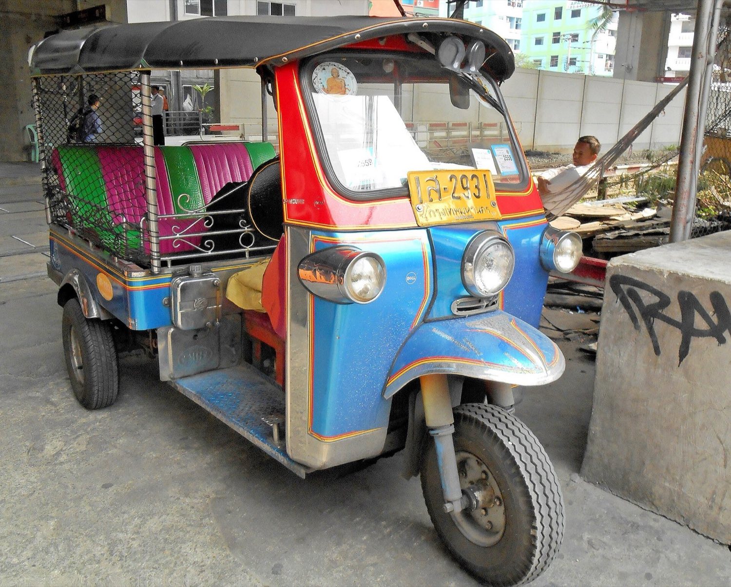 Farebný tuk-tuk v uliciach Bangkoku