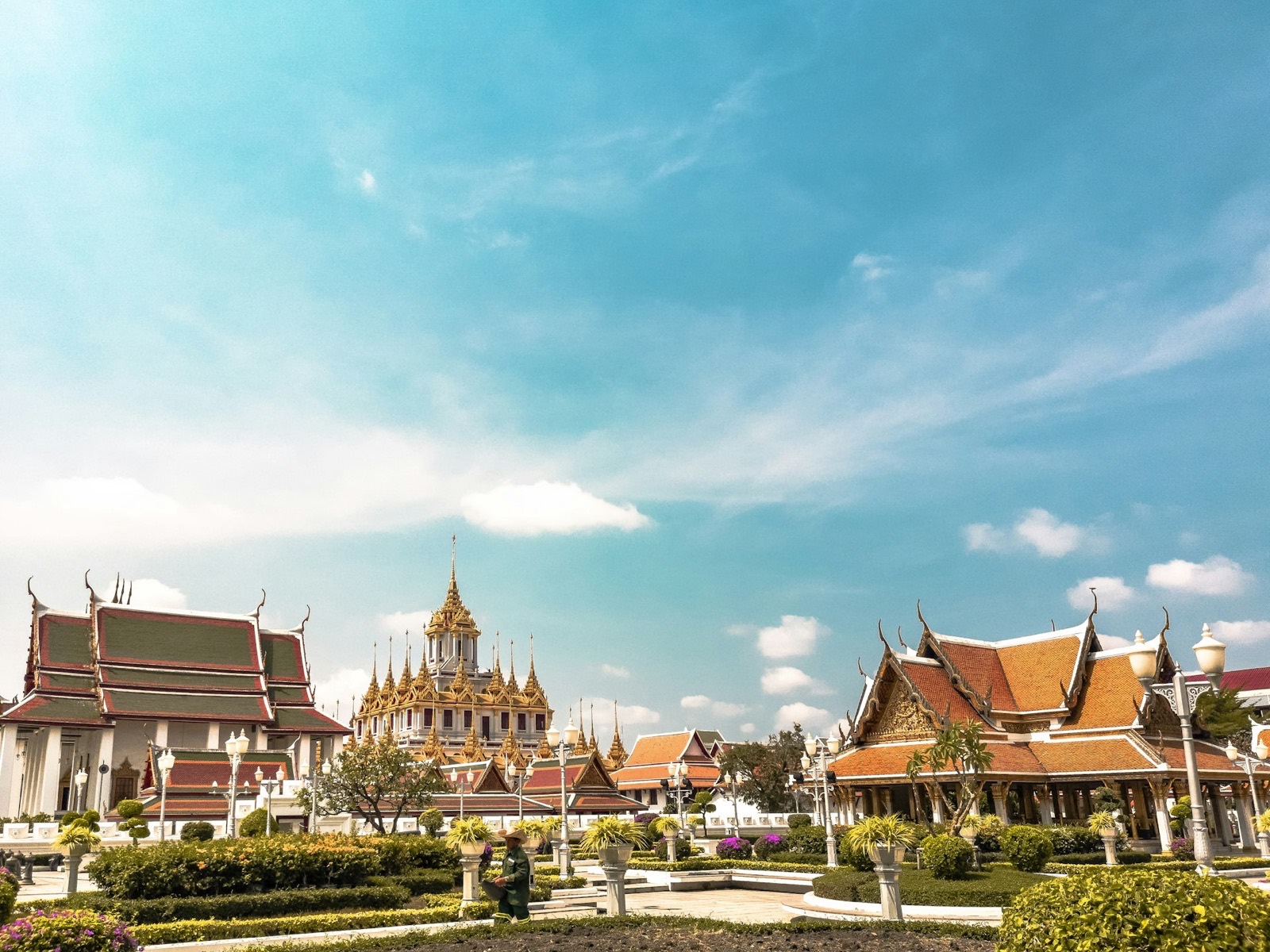 Strechy Veľkého paláca a Wat Phra Kaew pri západe slnka v Bangkoku