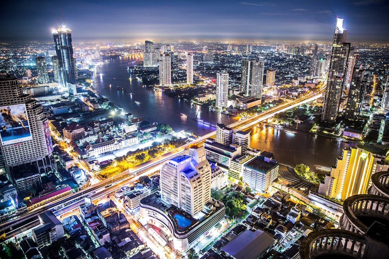 Nočné panorama Bangkoku s rozsvietenými mrakodrapmi