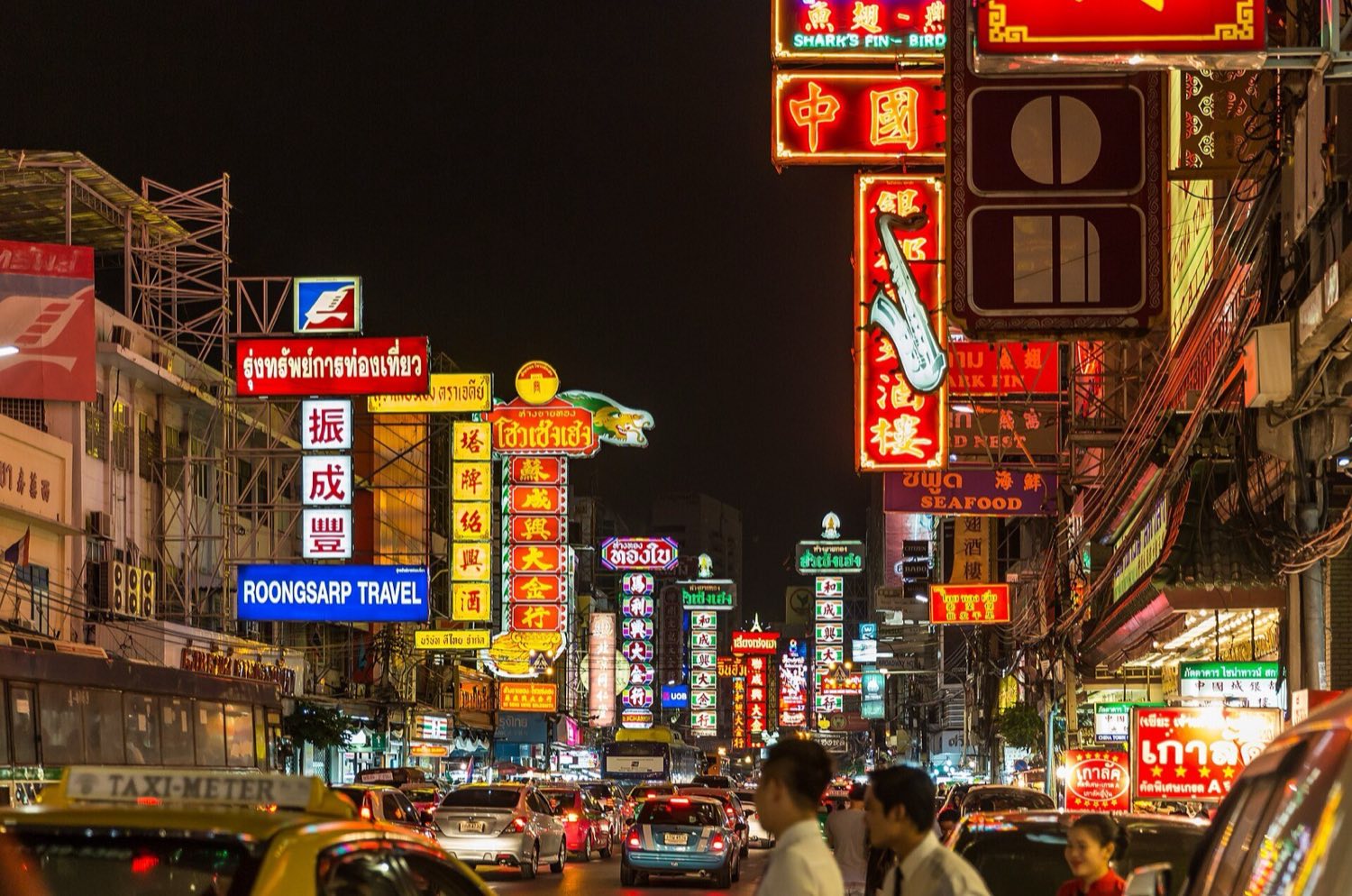 Neónové nápisy na ulici Yaowarat v bangkokskej čínskej štvrti