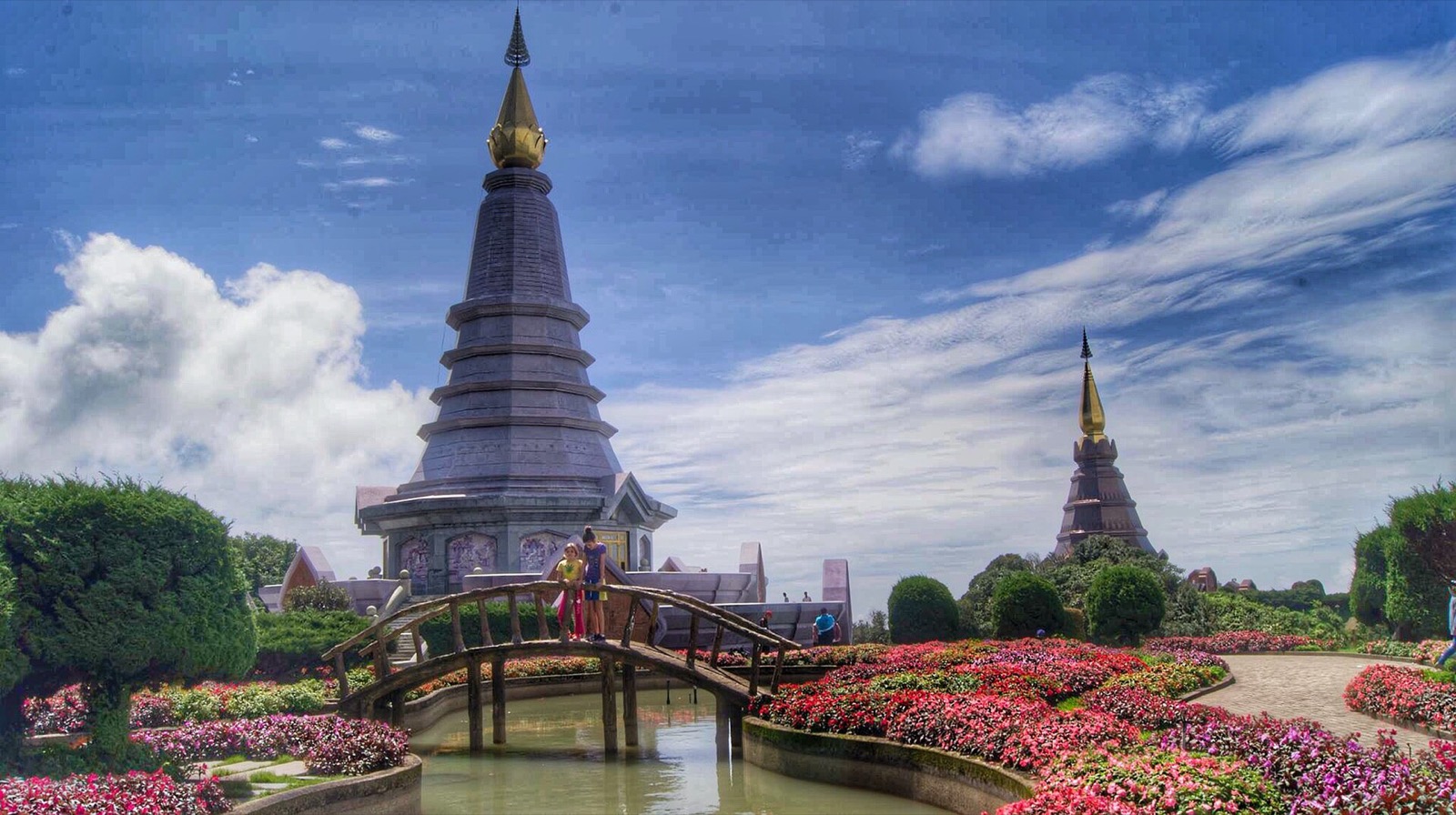 Kráľovská pagoda na hore Doi Inthanon obklopená kvetmi