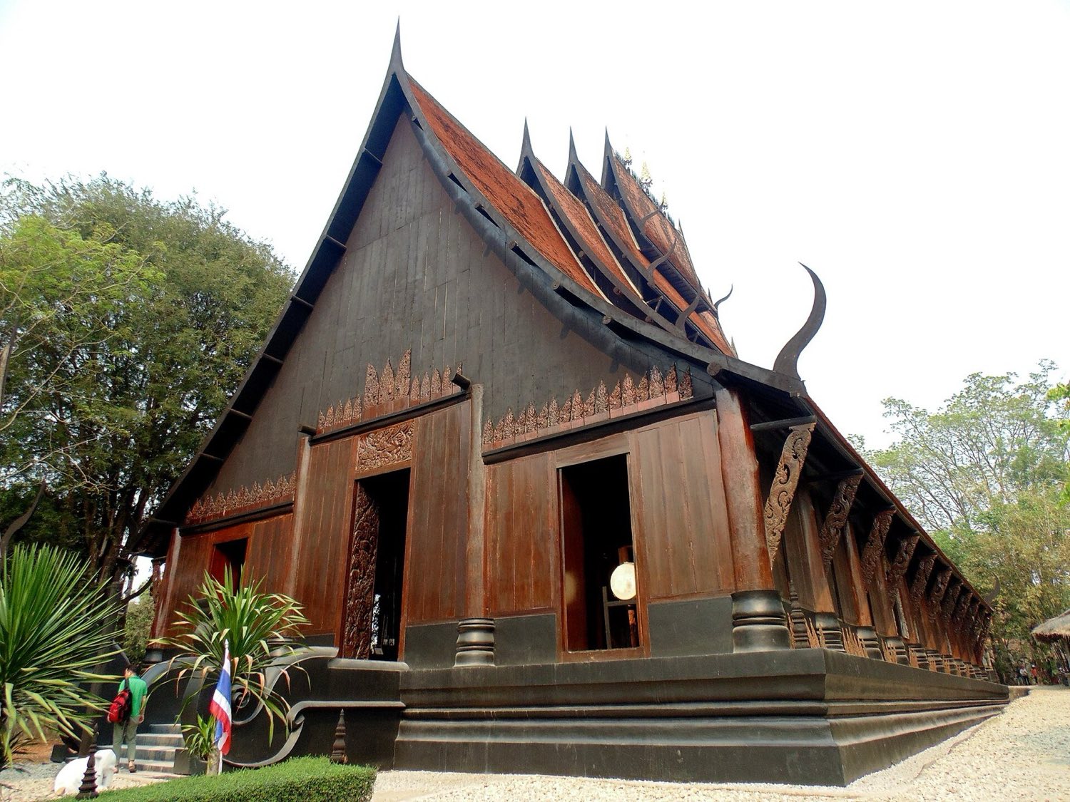 Tmavé drevené budovy Čierneho domu Baan Dam v Chiang Rai