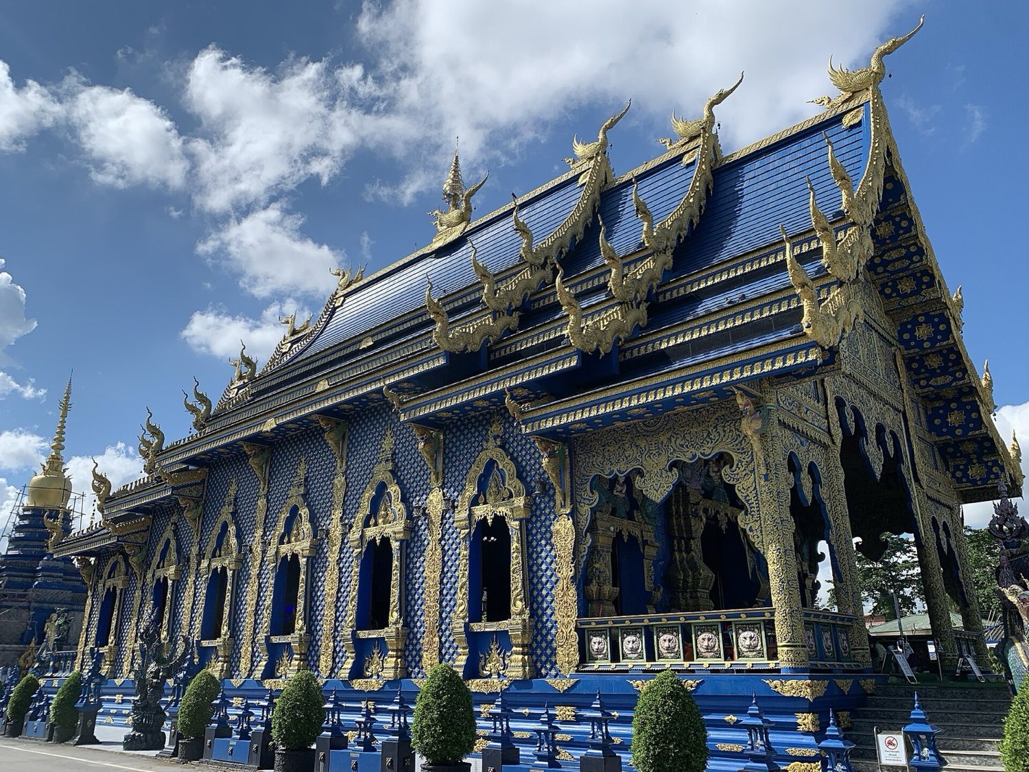 Modrý chrám Wat Rong Suea Ten v Chiang Rai