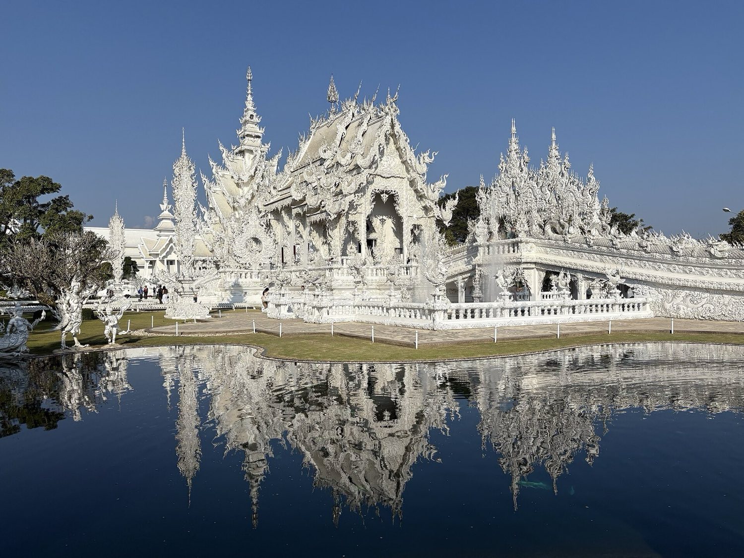 Chiang Rai a Zlatý trojuholník: chrám z bieleho zrkadla, čierny dom umelca a jaskyňa, ktorú sledoval celý svet