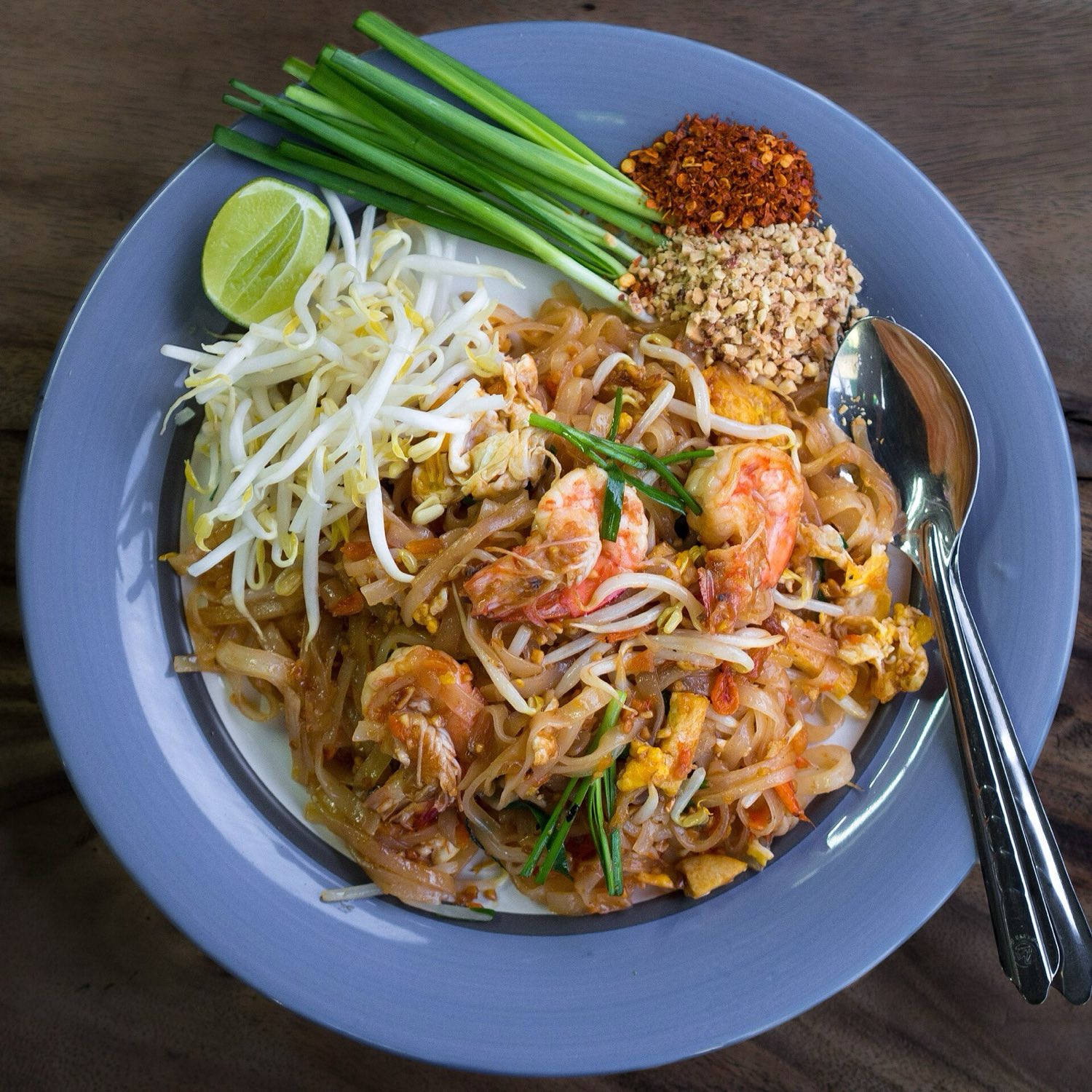 Pad thai s krevetami z pouličného stánku