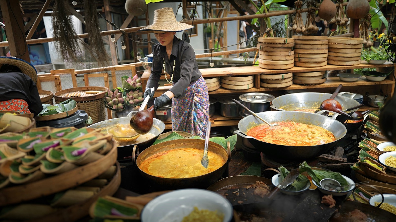 Pouličná kuchyňa na trhu v Chiang Mai