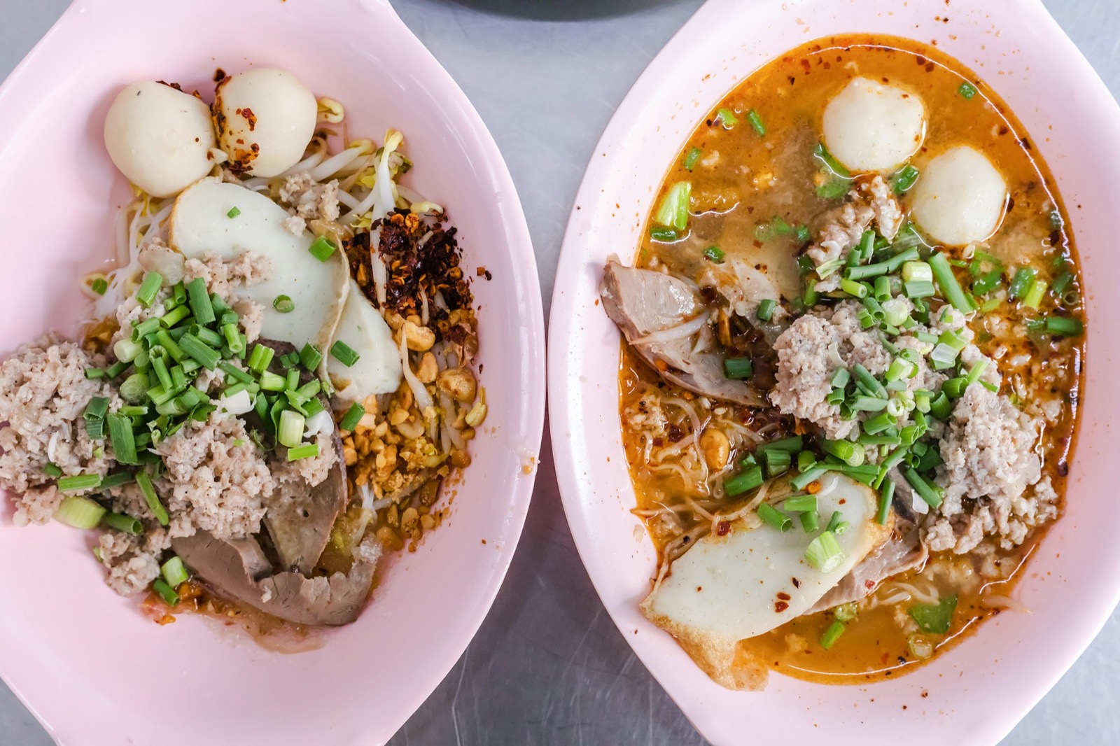 Rezance tom yum v polievkárni Rung Rueang v Bangkoku