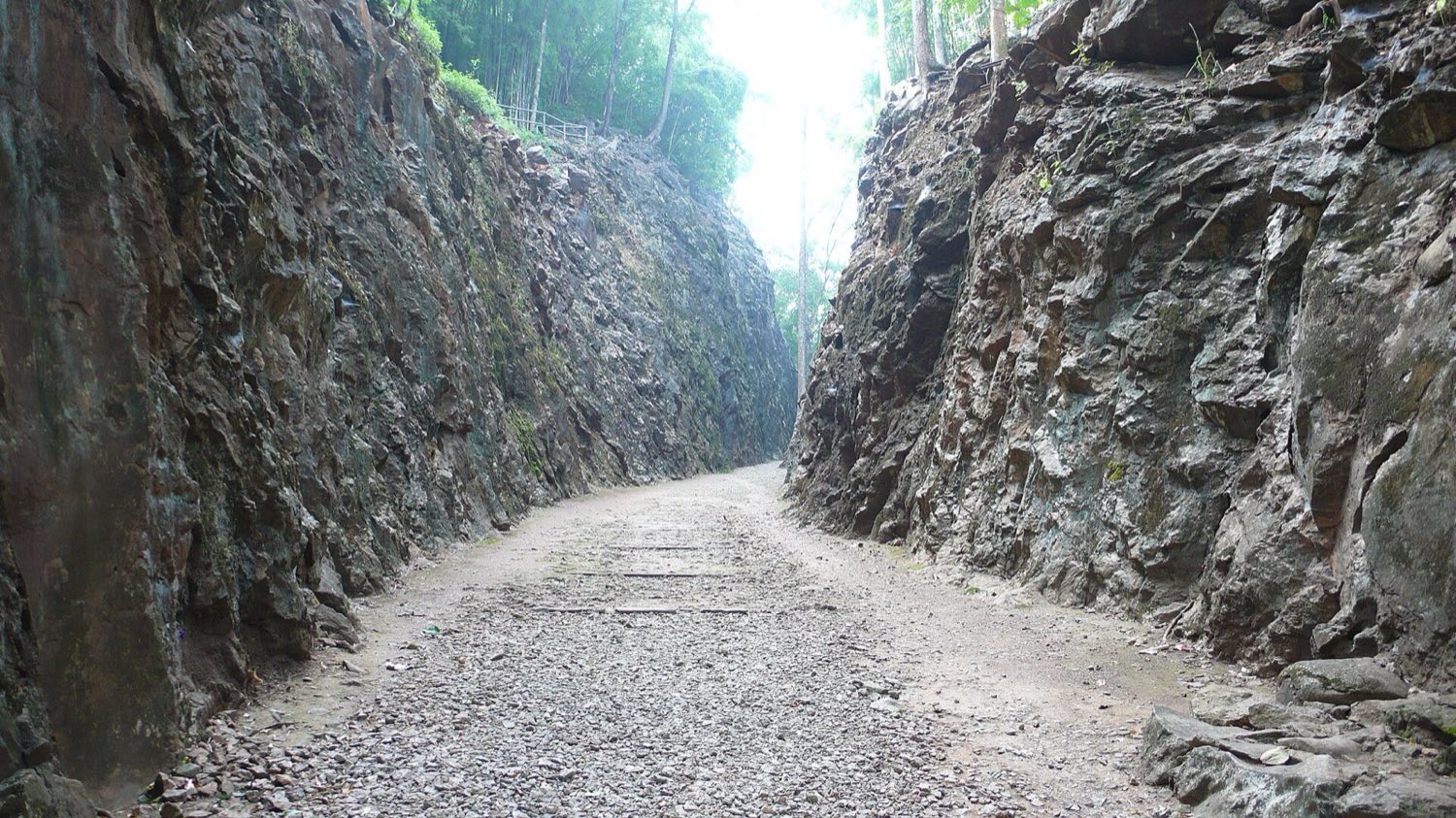 Skalný zárez Hellfire Pass vytesaný zajatcami pri stavbe železnice