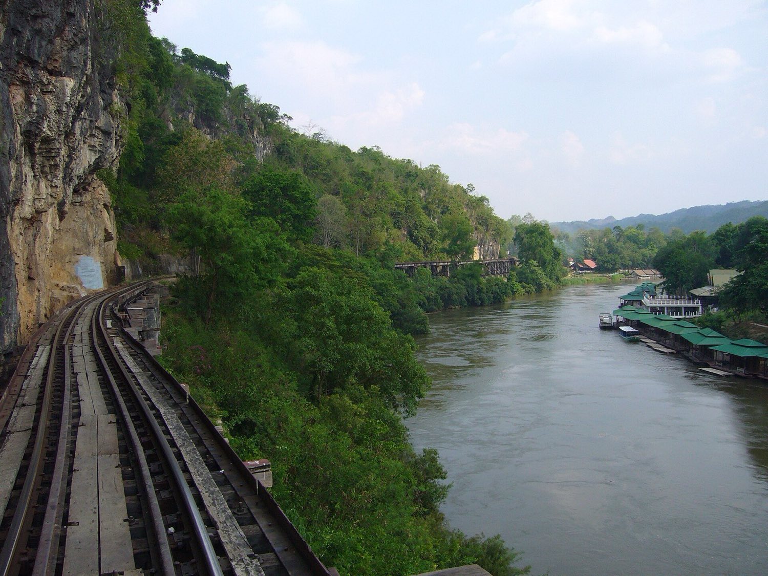 Drevený viadukt Železnice smrti nad riekou Kwai Noi