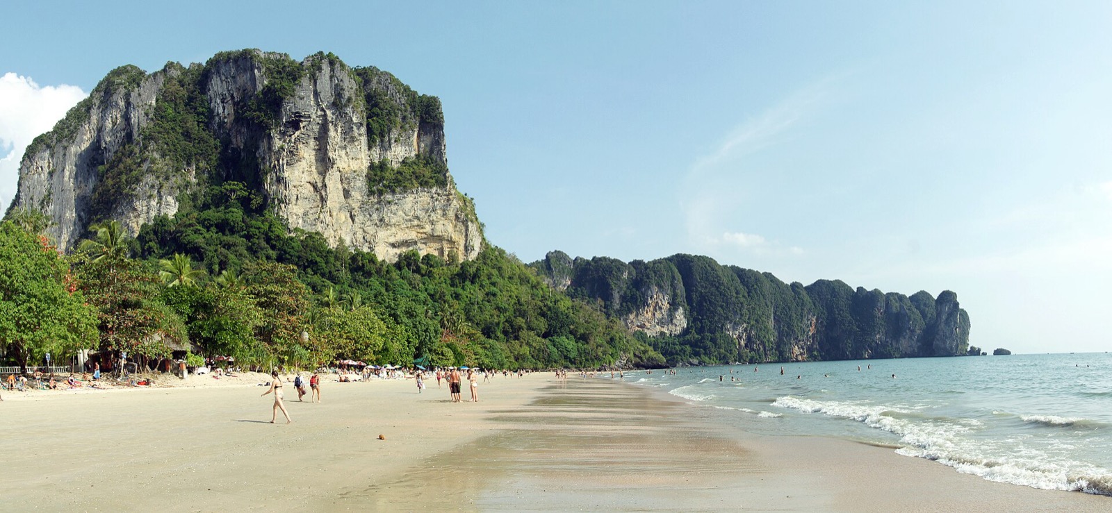 Pláž Ao Nang s bralami v Krabi