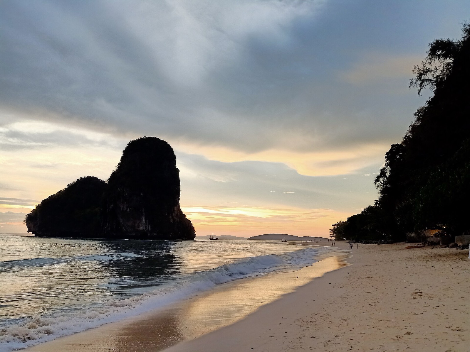 Západ slnka pri pláži Phra Nang v Krabi