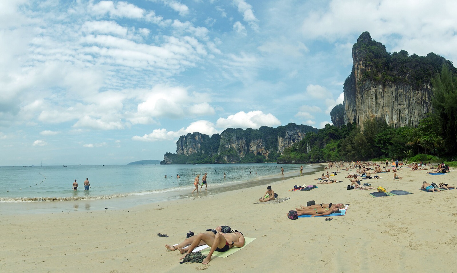 Krabi, Ao Nang a Railay: provincia meča, pláž dostupná len loďou a jaskyňa plná darov pre morskú princeznú