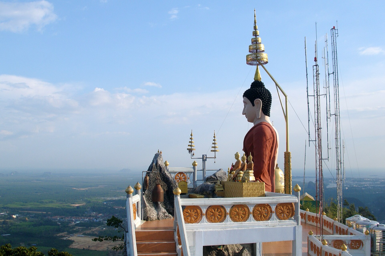 Vrchol chrámu Wat Tham Suea s Budhom nad Krabi