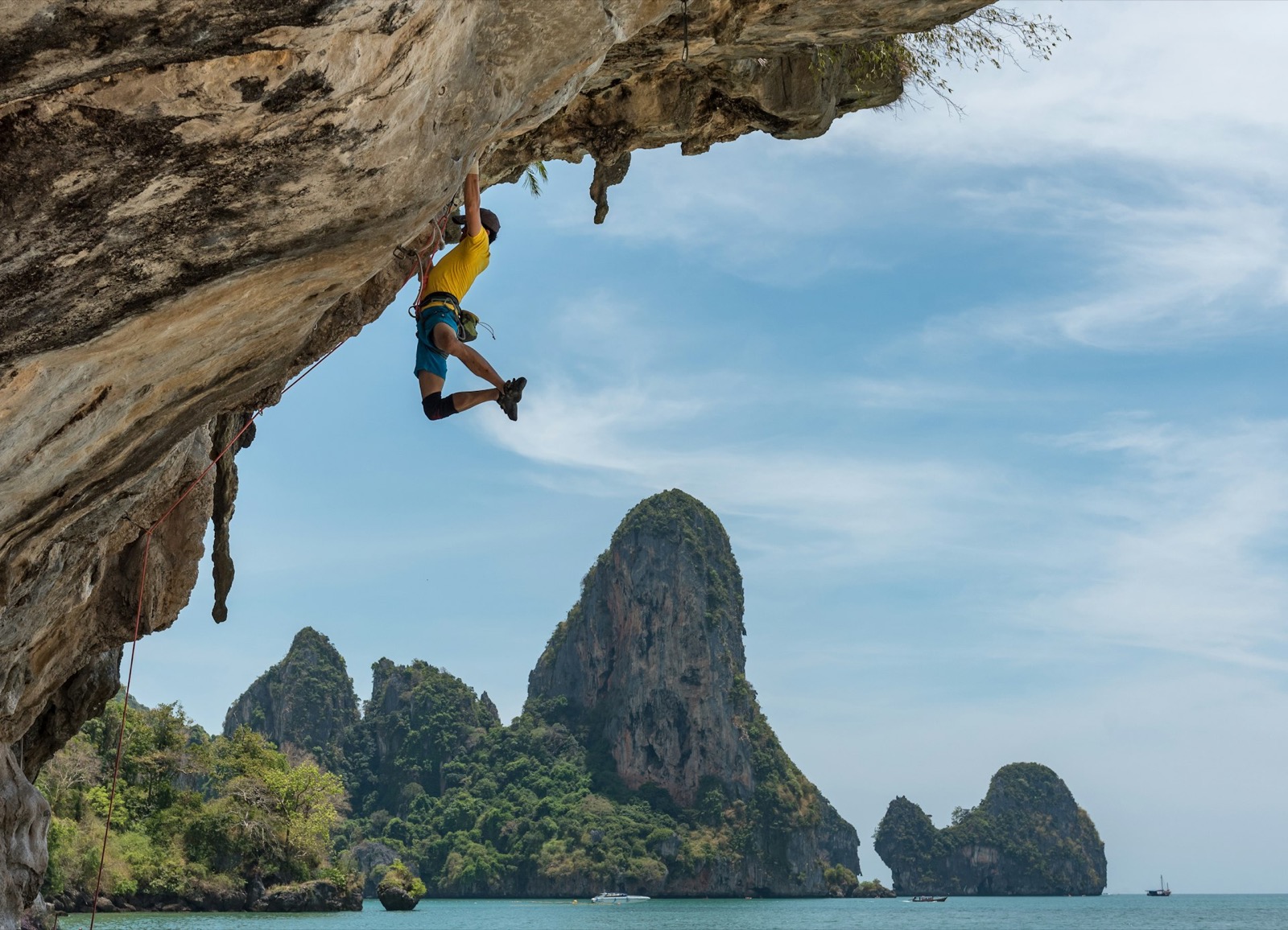 Lezec na vápencovej stene nad morom pri Ao Nang