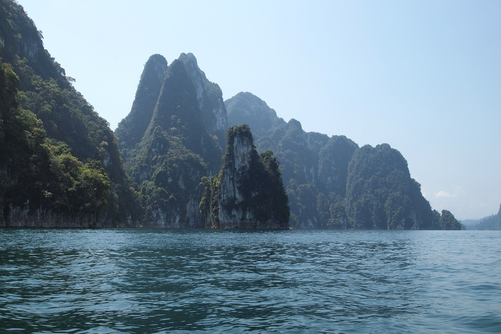 Krasové hory nad jazerom Cheow Lan v Khao Sok