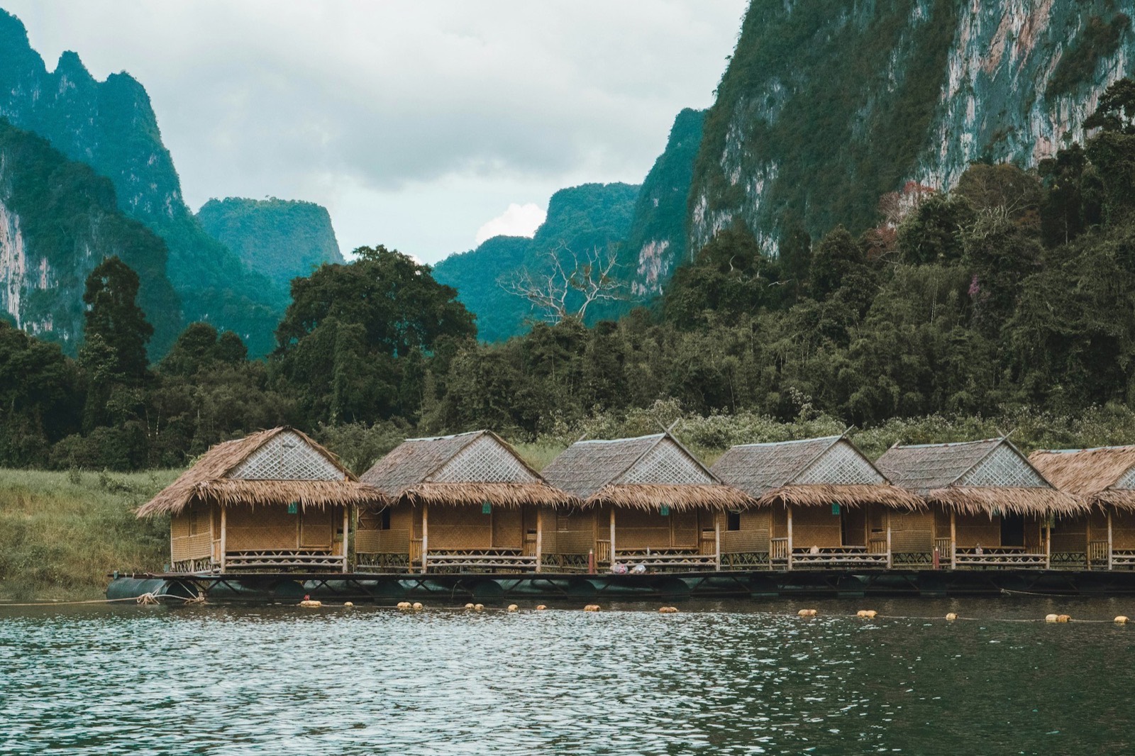 Plávajúce bungalovy na jazere Cheow Lan v národnom parku Khao Sok