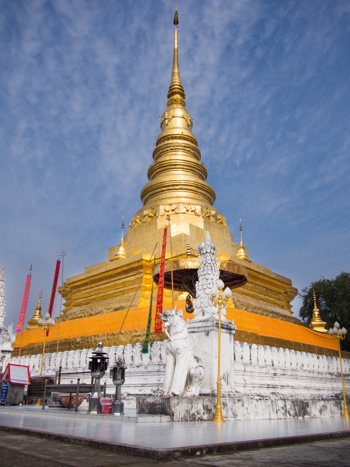 Zlaté čedí chrámu Wat Phra That Chae Haeng pri Nan