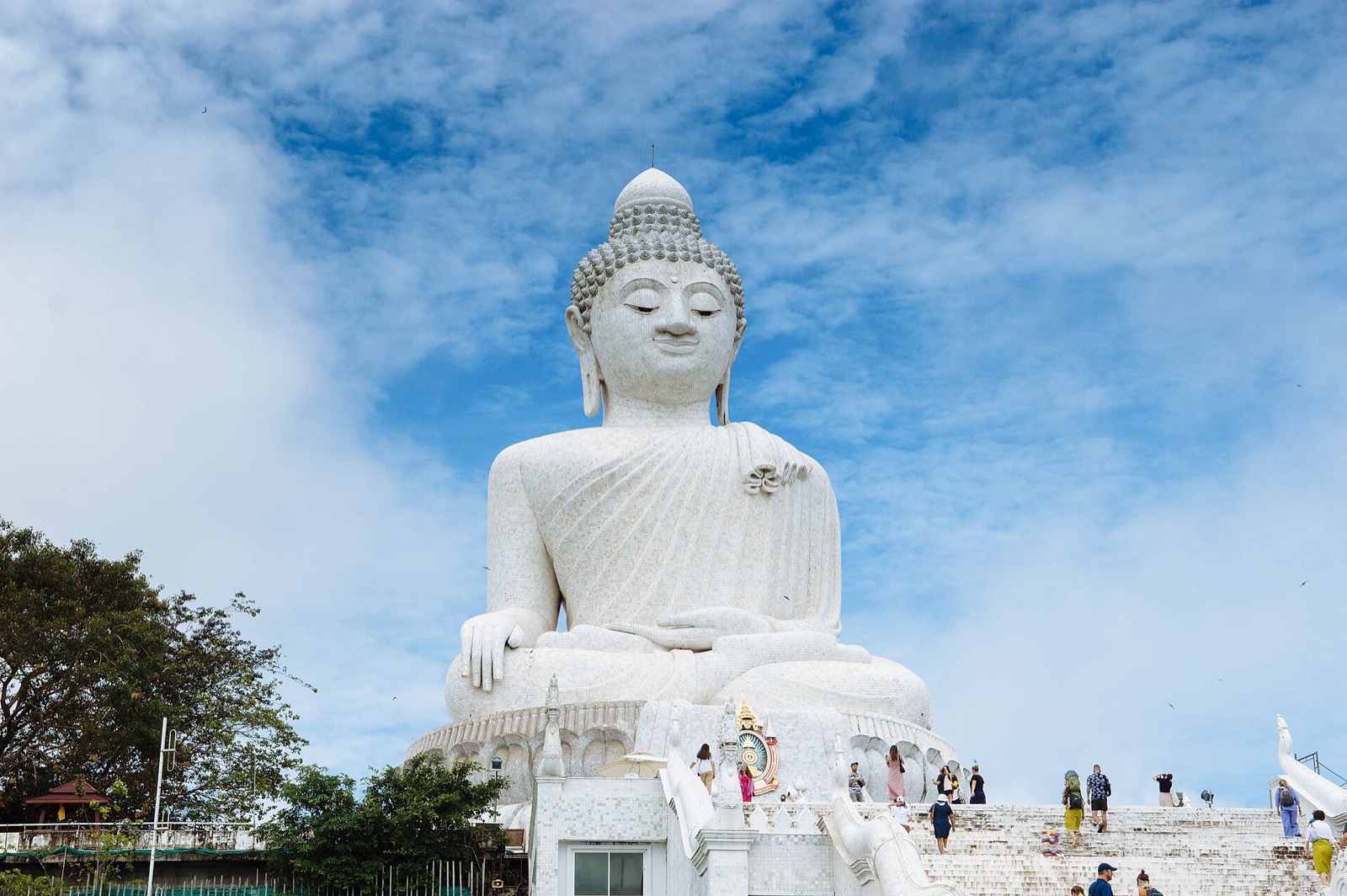 Biely Veľký Budha na kopci Nakkerd na Phukete