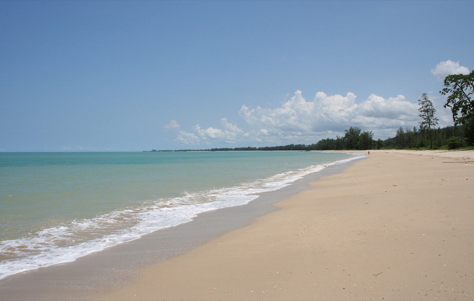 Dlhá piesočná pláž v Khao Lak