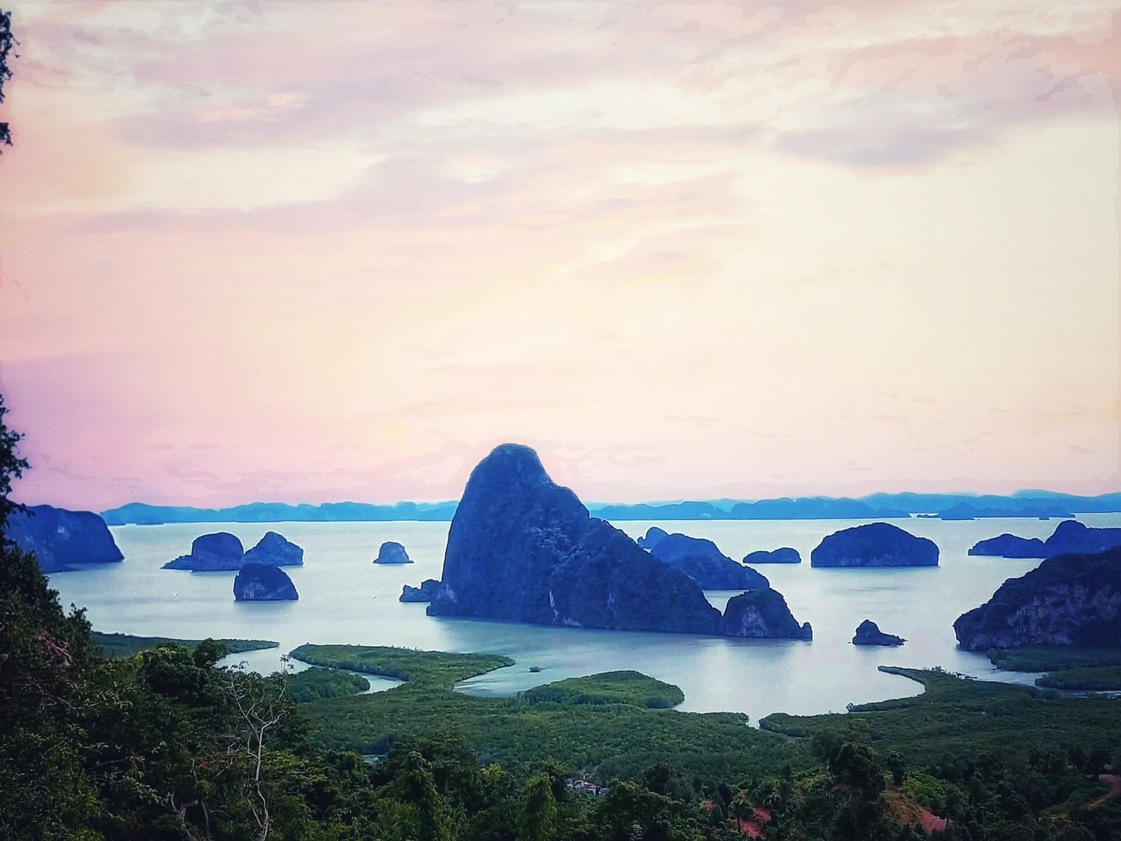 Východ slnka nad zálivom Phang Nga z vyhliadky Samet Nangshe