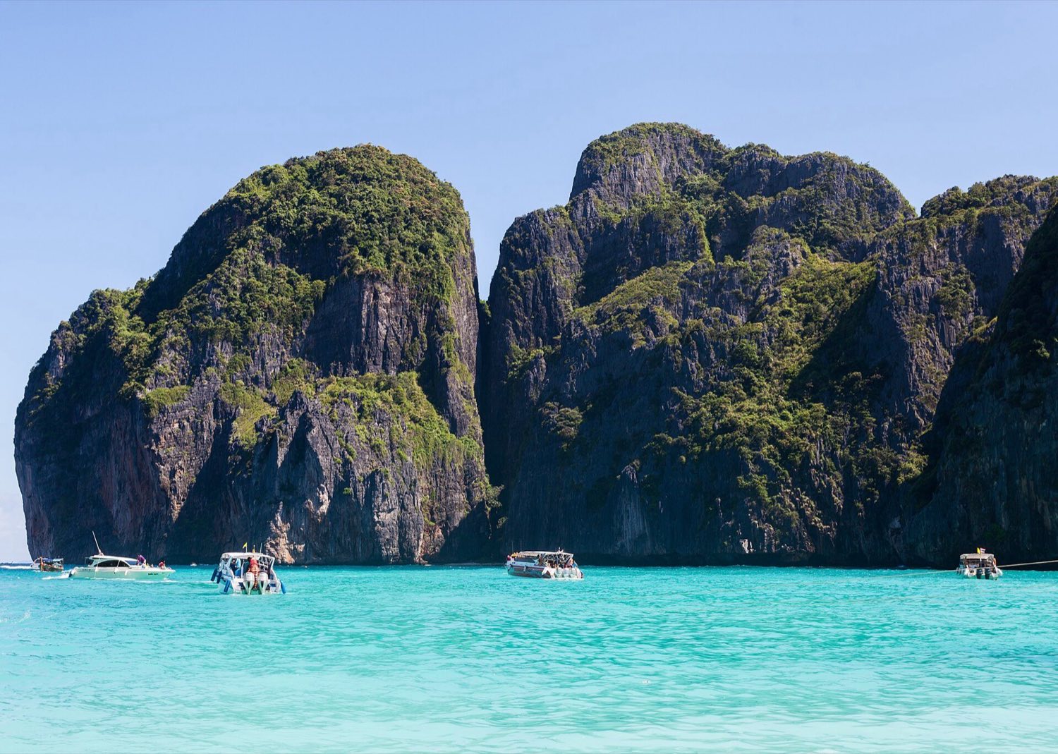 Pláž Maya Bay so skalnými stenami na Ko Phi Phi Leh