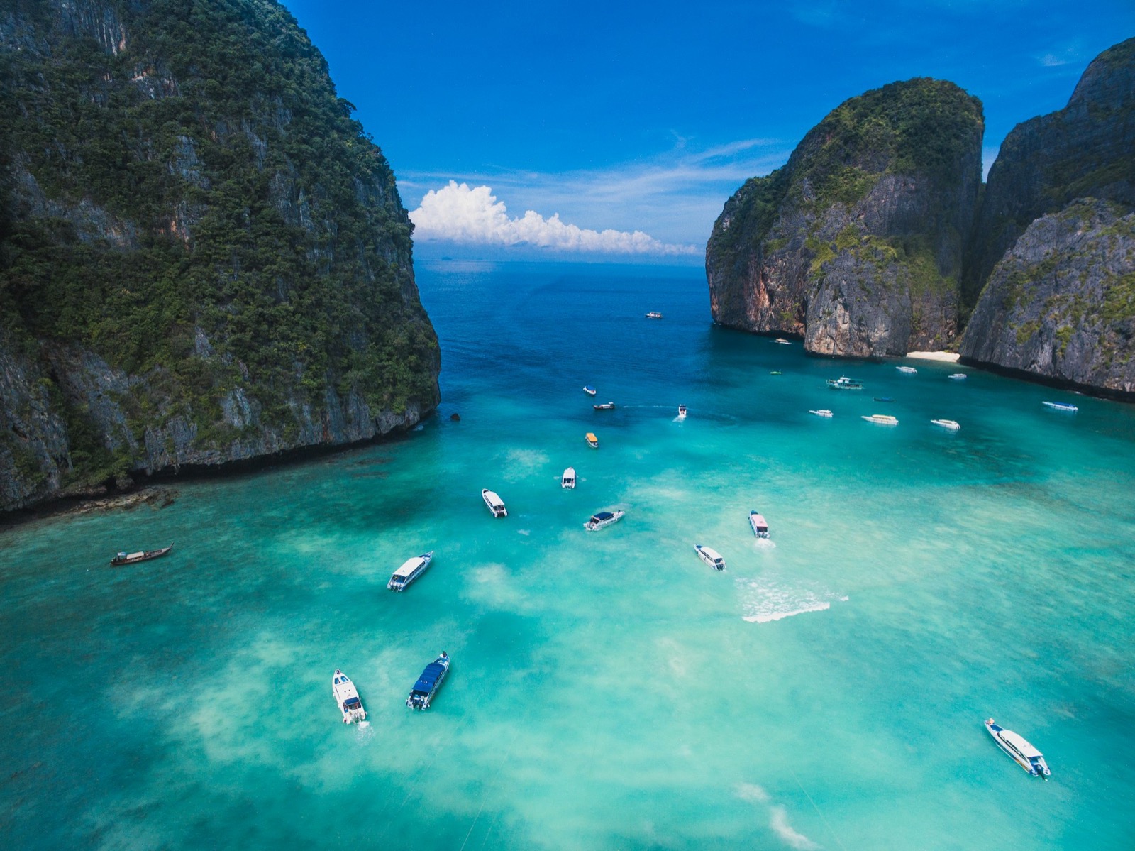 Maya Bay na ostrove Phi Phi Leh z výšky