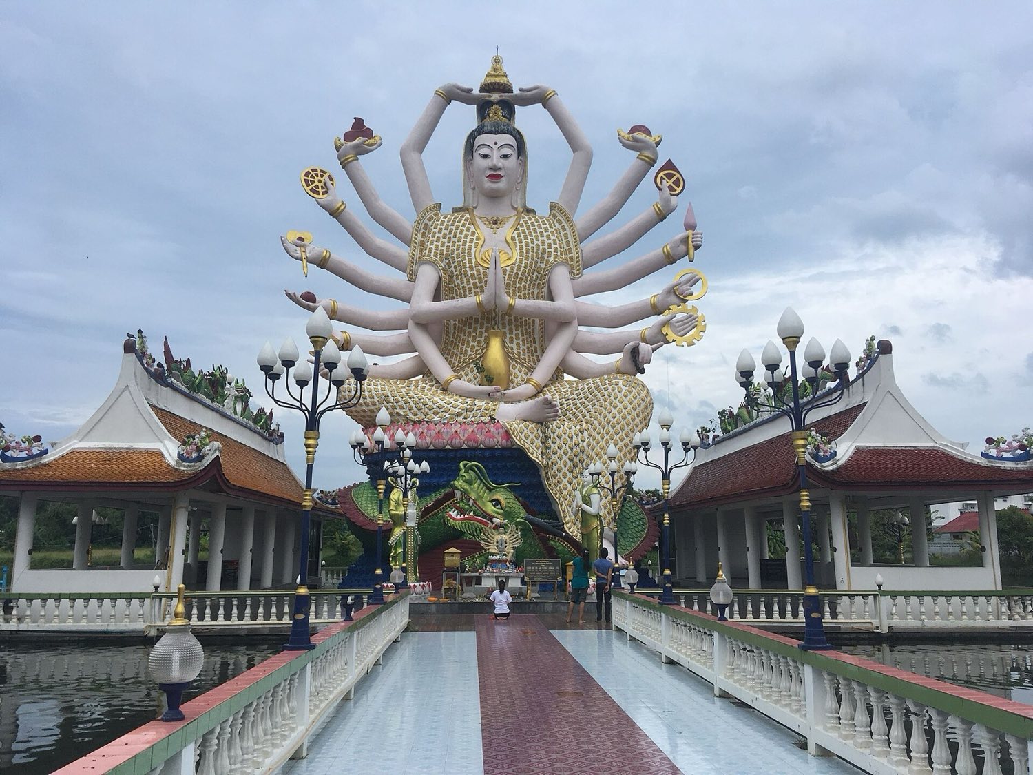 Socha bohyne Guanyin s osemnástimi rukami vo Wat Plai Laem
