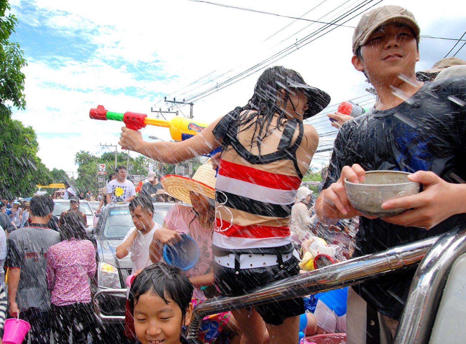 Polievanie vodou počas thajského Nového roka Songkran