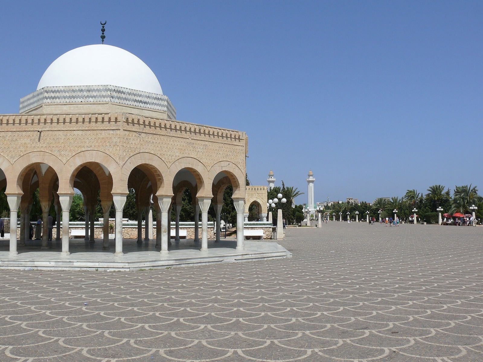 Zlatá kupola mauzólea Habiba Bourguibu v Monastire