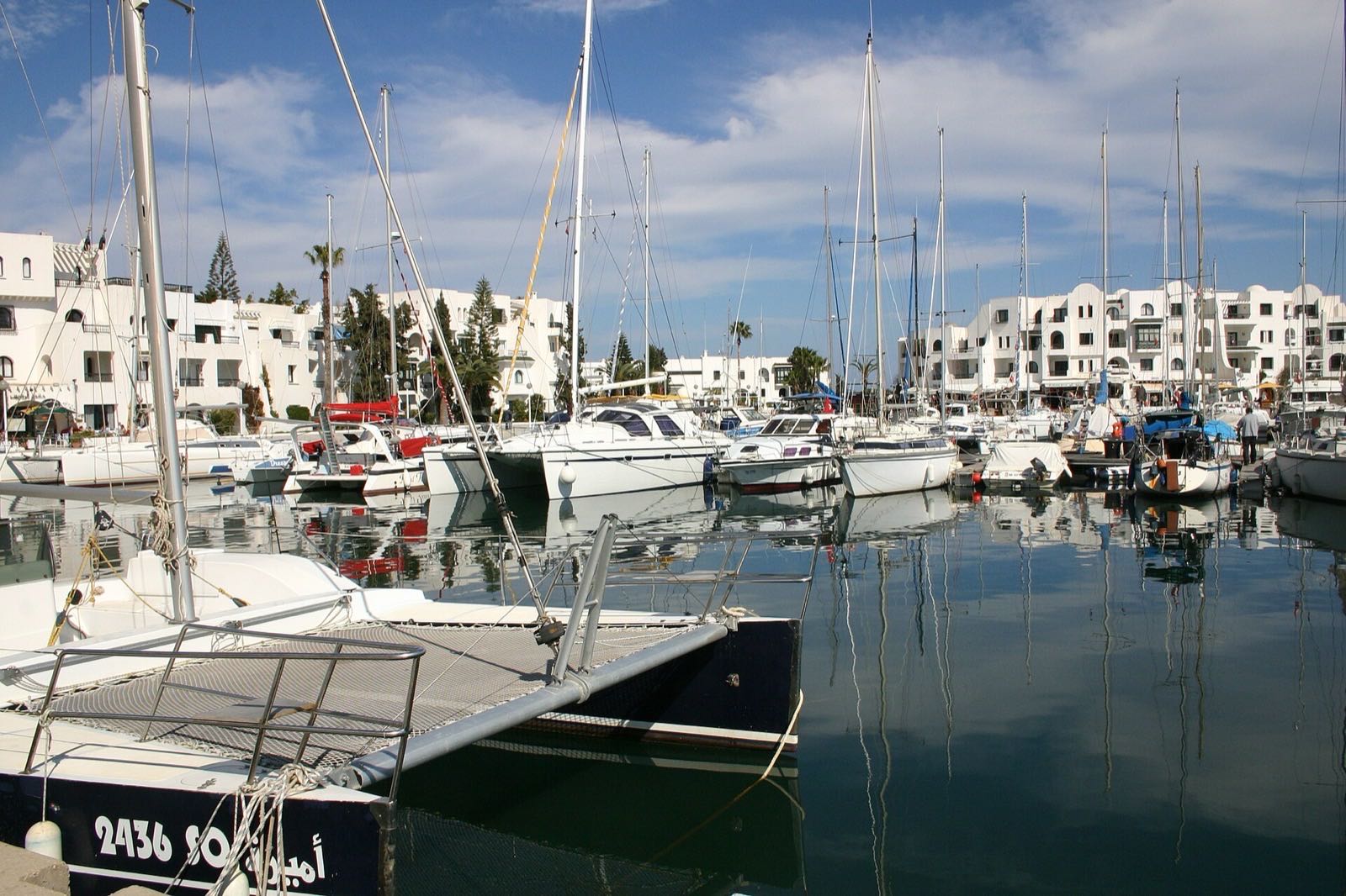 Prístav v Port El Kantaoui s loďami a reštauráciami